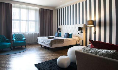 pokój hotelowy z łóżkiem i kanapą w obiekcie Scandic Paasi w Helsinkach