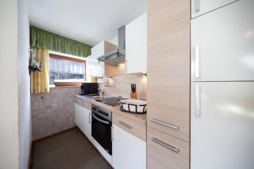 una cucina con lavello e fornello di Haus Benjamin a Sölden