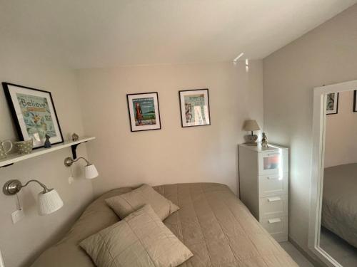 Dormitorio pequeño con cama y vestidor en Nyrenoverad lägenhet med havsutsikt en Villefranche-sur-Mer