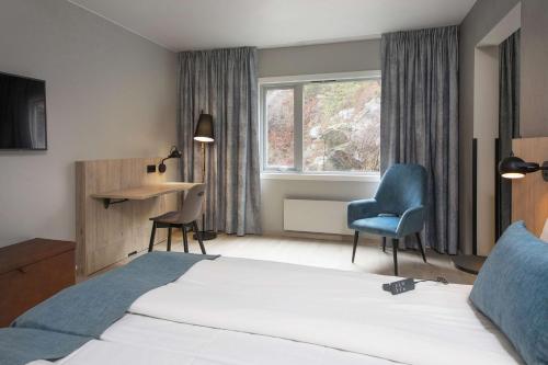 Un pat sau paturi într-o cameră la Scandic Kokstad