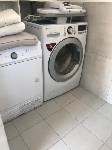 フロンティニャンにあるFLAMANTS ROSES 2の洗濯機、洗濯機が備わります。