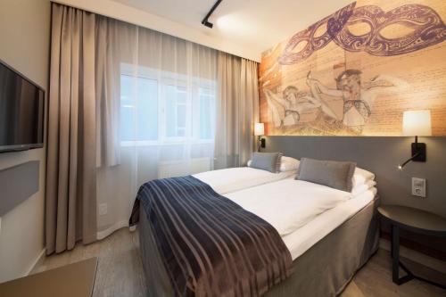 a hotel room with a bed and a painting on the wall at Scandic St. Olavs Plass in Oslo