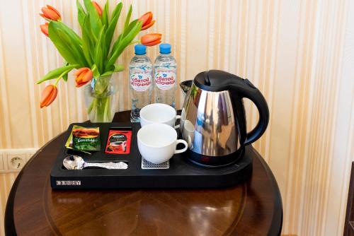 un tavolo con macchinetta del caffè e bollitore per il tè di AFFONYKATE hotel - "АФФОНИКЕЙТ отель" a Mosca