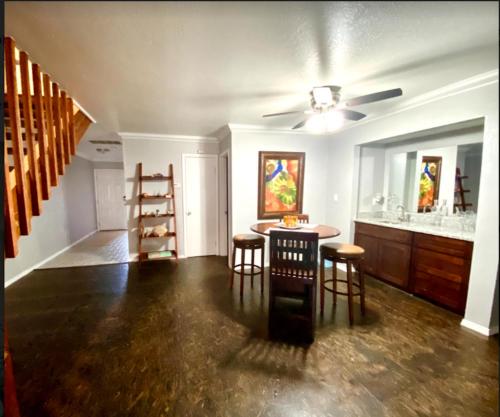 sala de estar con mesa, sillas y ventilador de techo en Private Bedroom Suite - Communal House near Integris, en Oklahoma City