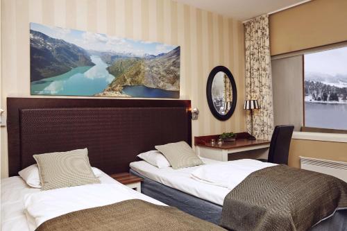 ファーゲルネスにあるScandic Valdresのベッド2台と大きな窓が備わるホテルルームです。