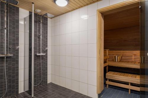 y baño con ducha y sauna. en Scandic Helsinki Airport, en Vantaa