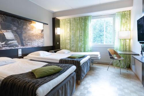 Giường trong phòng chung tại Scandic Tampere Hämeenpuisto