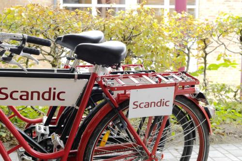 dos motos rojas estacionadas una al lado de la otra con señales en ellas en Scandic Kaisaniemi, en Helsinki