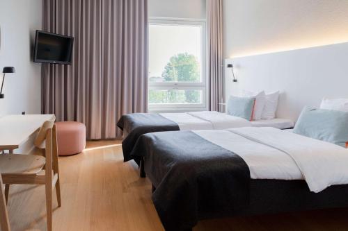 Tempat tidur dalam kamar di Scandic Helsinki Aviapolis