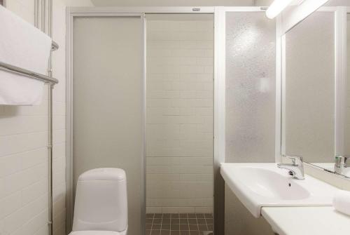 een badkamer met een toilet, een wastafel en een douche bij Scandic Mikkeli in Mikkeli