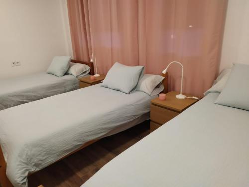 Postel nebo postele na pokoji v ubytování Les Delícies - Ático en primera línea de mar