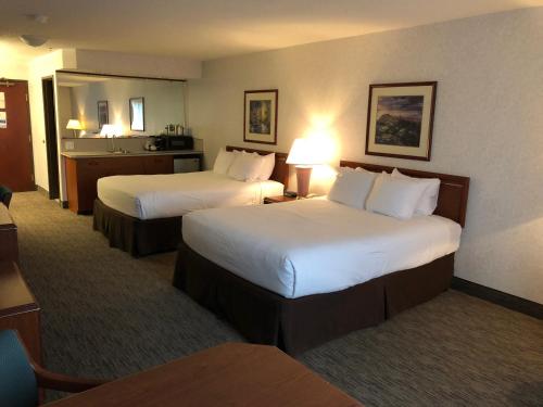 Un ou plusieurs lits dans un hébergement de l'établissement Shilo Inn Suites Klamath Falls