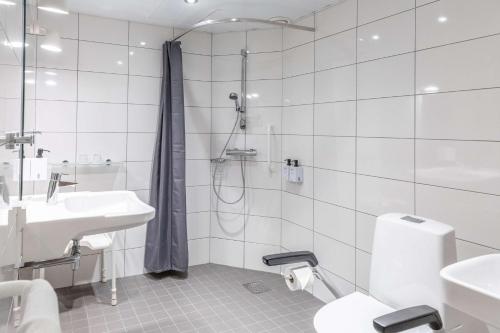 Kylpyhuone majoituspaikassa Scandic Hämeenlinna City