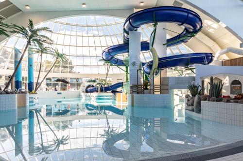 uma piscina com escorrega num centro comercial em Scandic Eden Nokia em Nokia