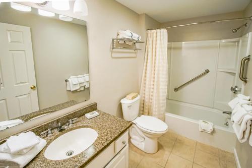 uma casa de banho com um lavatório, um WC e um chuveiro em Sea Mist Resort, a VRI resort em Mashpee