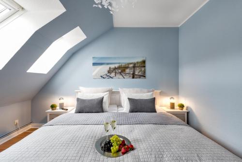 um quarto com uma cama com uma tigela de fruta em Madame Flens - komfortable Wohnung mit 3 Schlafzimmern im 3 OG em Flensburg