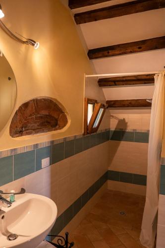 a bathroom with a sink and a mirror at Agriturismo Mercurio in Campiglia Marittima