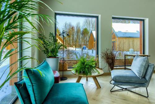 Posezení v ubytování Ośrodek Wypoczynkowy Zapach Drewna Resort & Lake