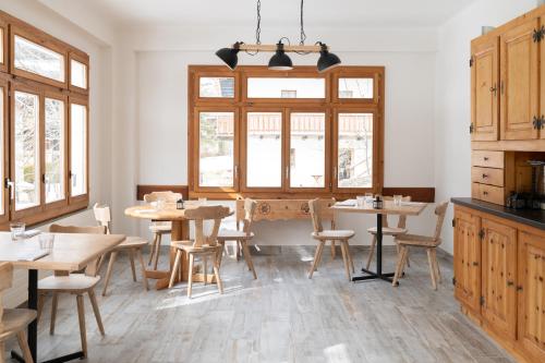 Kuchyň nebo kuchyňský kout v ubytování Hôtel Restaurant Eden