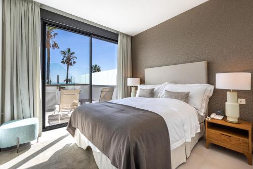 A bed or beds in a room at Luxury High End - Santa Barbara Heights CLC - For Work, Play & Family