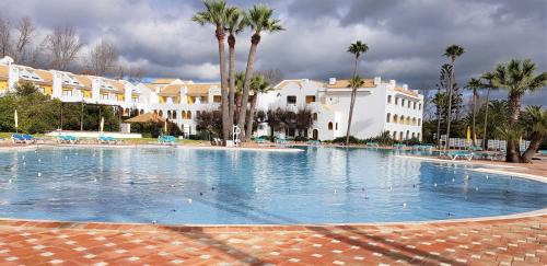 สระว่ายน้ำที่อยู่ใกล้ ๆ หรือใน Casa Marias I - inserido no Resort Golden Club Cabanas