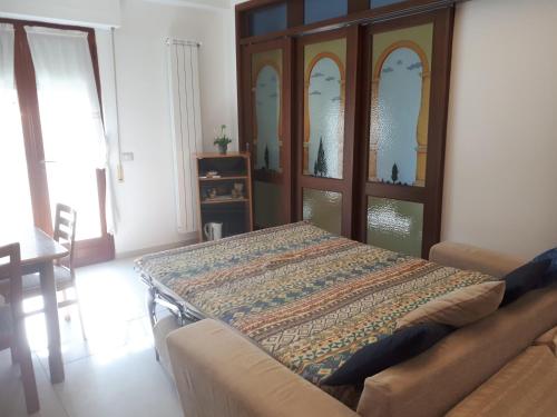 ein Wohnzimmer mit Sofa und Tisch und ein Zimmer mit unbeabsichtigtem Ambiente in der Unterkunft Appartamento Bellavista in Castiglione della Pescaia