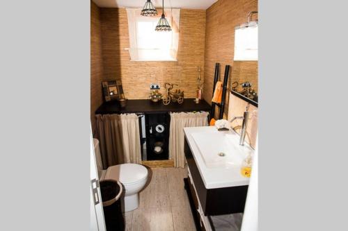VimianzoにあるApartamento moderno en Vimianzo, Costa da Morte, Galiciaの白いトイレと洗面台のあるバスルーム