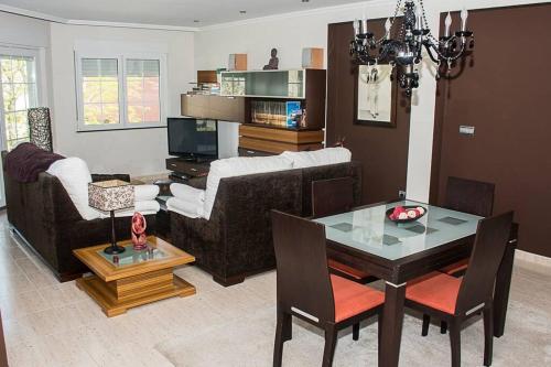 VimianzoにあるApartamento moderno en Vimianzo, Costa da Morte, Galiciaのソファとテーブルのあるリビングルーム