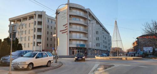 un coche blanco estacionado frente a un edificio en Glambeauty1, en Jagodina
