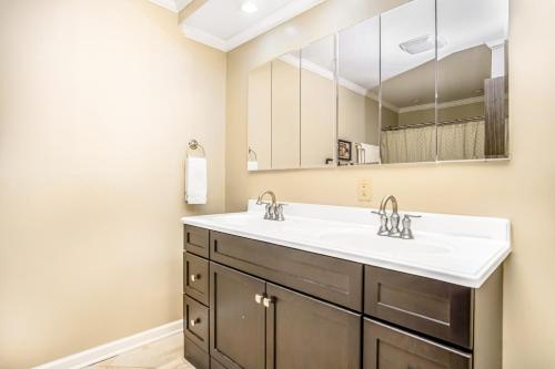 a bathroom with two sinks and a mirror at Harbor Country Family Lodge in Union Pier