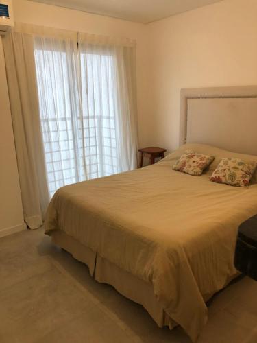 a bedroom with a large bed and a window at Monoambiente in Salta