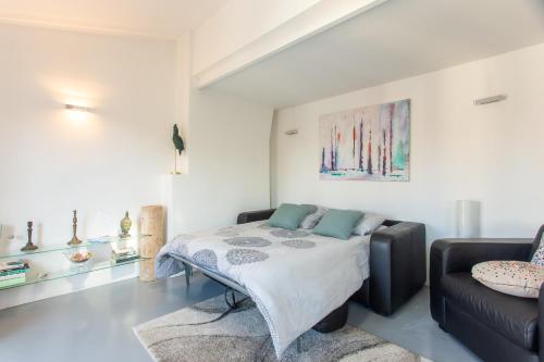 a living room with a bed and a couch at ROSS 5- F2, LUMINEUX, BALCON, LOFT, CLIM, Vieux-Nice in Nice