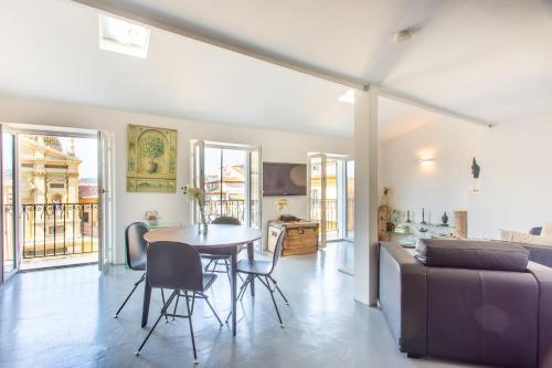 un salon avec une table, des chaises et un canapé dans l'établissement ROSS 5- F2, LUMINEUX, BALCON, LOFT, CLIM, Vieux-Nice, à Nice
