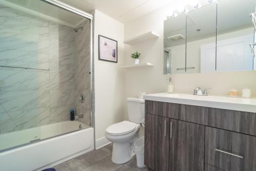 uma casa de banho com um WC, um lavatório e um chuveiro em McCormick Place 2b-2b family unit with optional parking sleeps up to 6 em Chicago