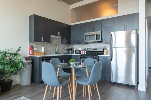 Una cocina o kitchenette en Convenient 2BR Suite in Prime Location with Gym Access & Optional Parking Near McCormick Place and Soldier Field