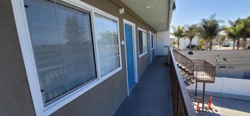 a balcony with a bench on the side of a building at Beachwalker Inn & Suites in Pismo Beach