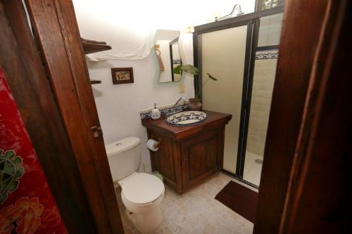 a bathroom with a toilet and a sink at Majikal B&B - Krishna in Cholula