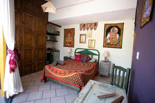 a bedroom with a bed and a table in it at Majikal B&B - Krishna in Cholula