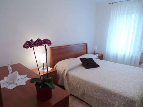 a bedroom with a bed and a table with a plant at Apartments in Fazana/Istrien 8456 in Fažana