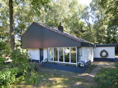 Modern Holiday Home in Haaksbergen with Garden في هاكسبيرخن: منزل صغير وسط غابة