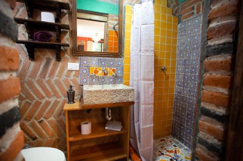 La salle de bains est pourvue d'un lavabo et d'un miroir. dans l'établissement Majikal B&B - Alebrijes, à Cholula