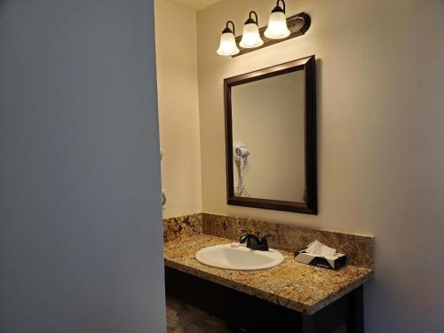 Hiouchi Motel في كريسنت سيتي: حمام مع حوض ومرآة