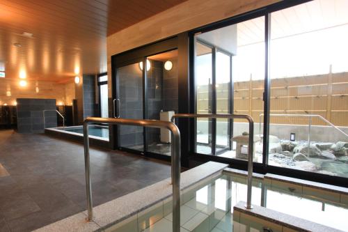 uma casa de banho com banheira de hidromassagem num edifício em Sun Royal Hotel Kameoka Ekimae em Kameoka