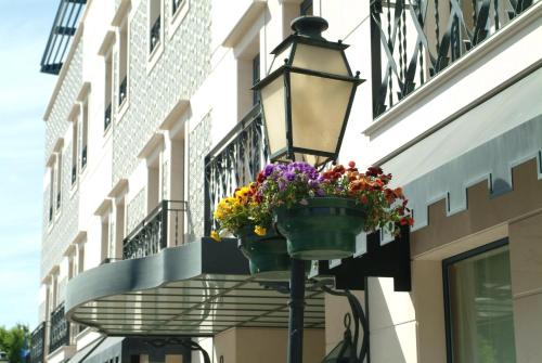 a street light with flower pots on a building at Hotel Moliceiro in Aveiro