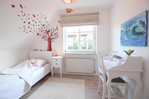 フレンスブルクにあるfewo1846 - Ahoi Marie - strandnahe Wohnung mit 3 Schlafzimmernのベッドルーム1室(ベッド1台、デスク、木付)