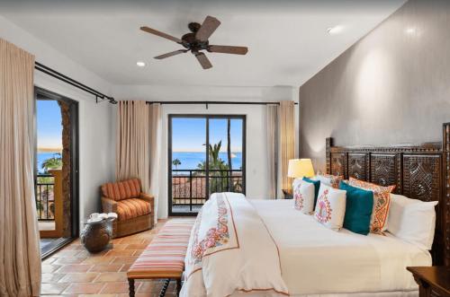 Un dormitorio con una cama con vista al mar. en Best Executive-Style Luxury Residence on Property, en Cabo San Lucas