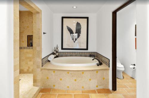 y baño con bañera y aseo. en Best Executive-Style Luxury Residence on Property, en Cabo San Lucas