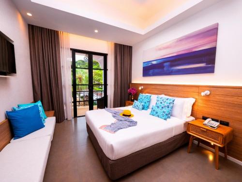 a hotel room with a bed and a couch at Absolute Sanctuary in Choeng Mon Beach