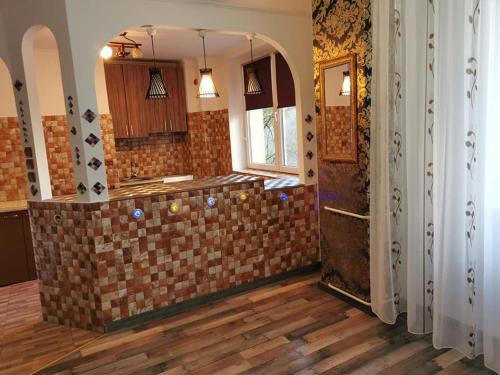 cocina con bañera de azulejos en una habitación en Garsoniera Gara de Nord en Bucarest