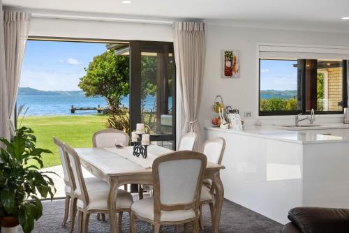 Fotografie z fotogalerie ubytování Gemini Shores - Rotorua Holiday Home v destinaci Koutu